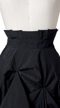 画像をギャラリービューアに読み込む, Random Gather Skirt.