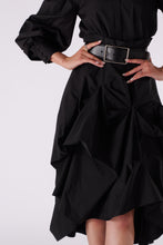 画像をギャラリービューアに読み込む, Random Gather Skirt.
